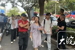 邮报：热刺对阵阿森纳，场外球迷向警察投掷杂物并发生激烈冲突